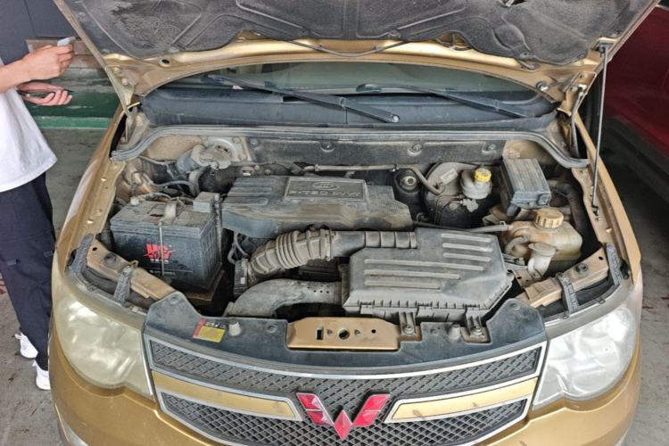 Used Wuling Hongguang 2014 1.5L S Luxury Model Engine Bay