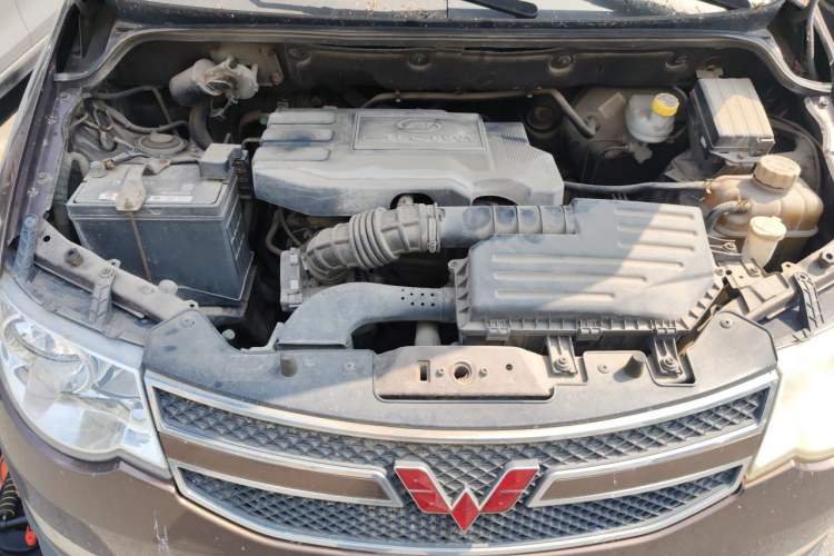 Used Wuling Hongguang 2014 1.5L S Luxury Model Engine Bay