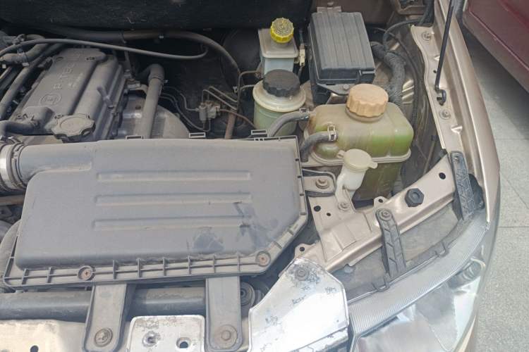 Used Wuling Hongguang 2014 1.2L Standard Model China IV Engine Bay Left