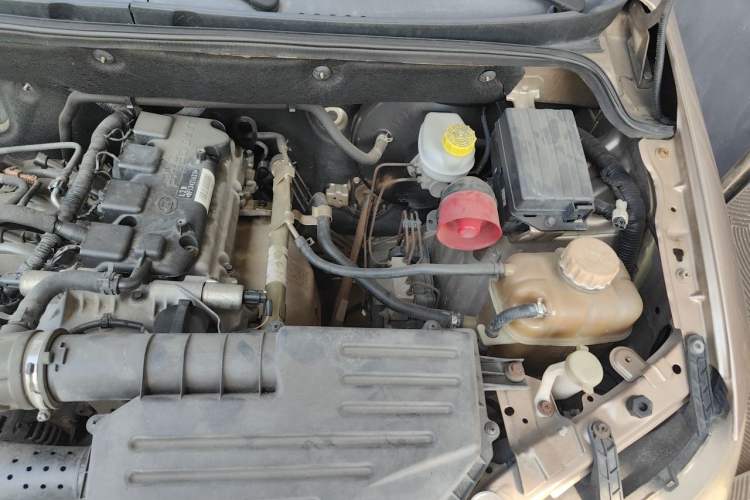 Used Wuling Hongguang 2014 1.5L S Standard Version Engine Bay Left