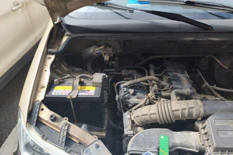 Used Wuling Hongguang 2014 1.5L Standard Version Engine Bay Right