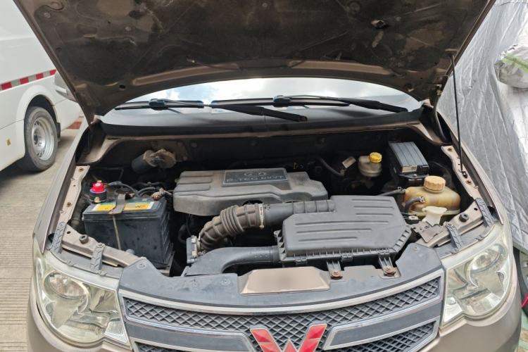 Used Wuling Hongguang 2014 1.5L S Luxury Model Engine Bay