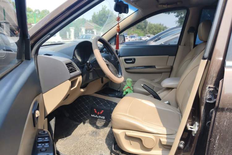 Used Wuling Hongguang 2014 1.5L S Luxury Model Left Front Seat
