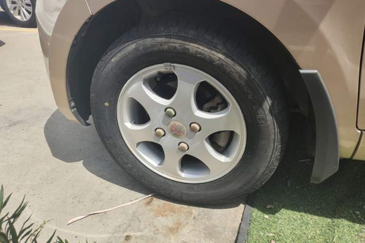Used Wuling Hongguang 2014 1.5L Standard Version Left Front Wheel Hub