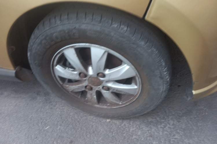 Used Wuling Hongguang 2014 1.5L S Comfort Model Right Front Wheel Hub