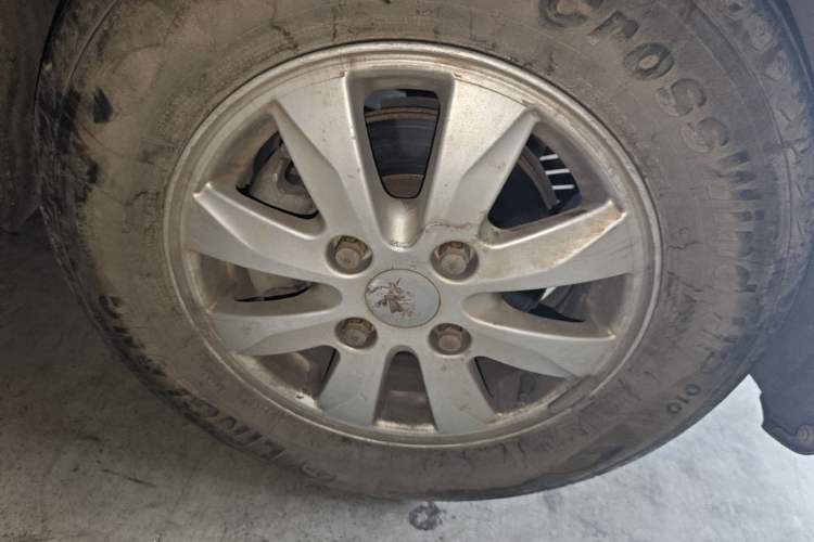 Used Wuling Hongguang 2014 1.5L S Luxury Model Right Front Wheel Hub