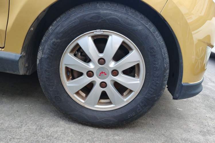 Used Wuling Hongguang 2014 1.5L S Comfort Model Right Front Wheel Hub
