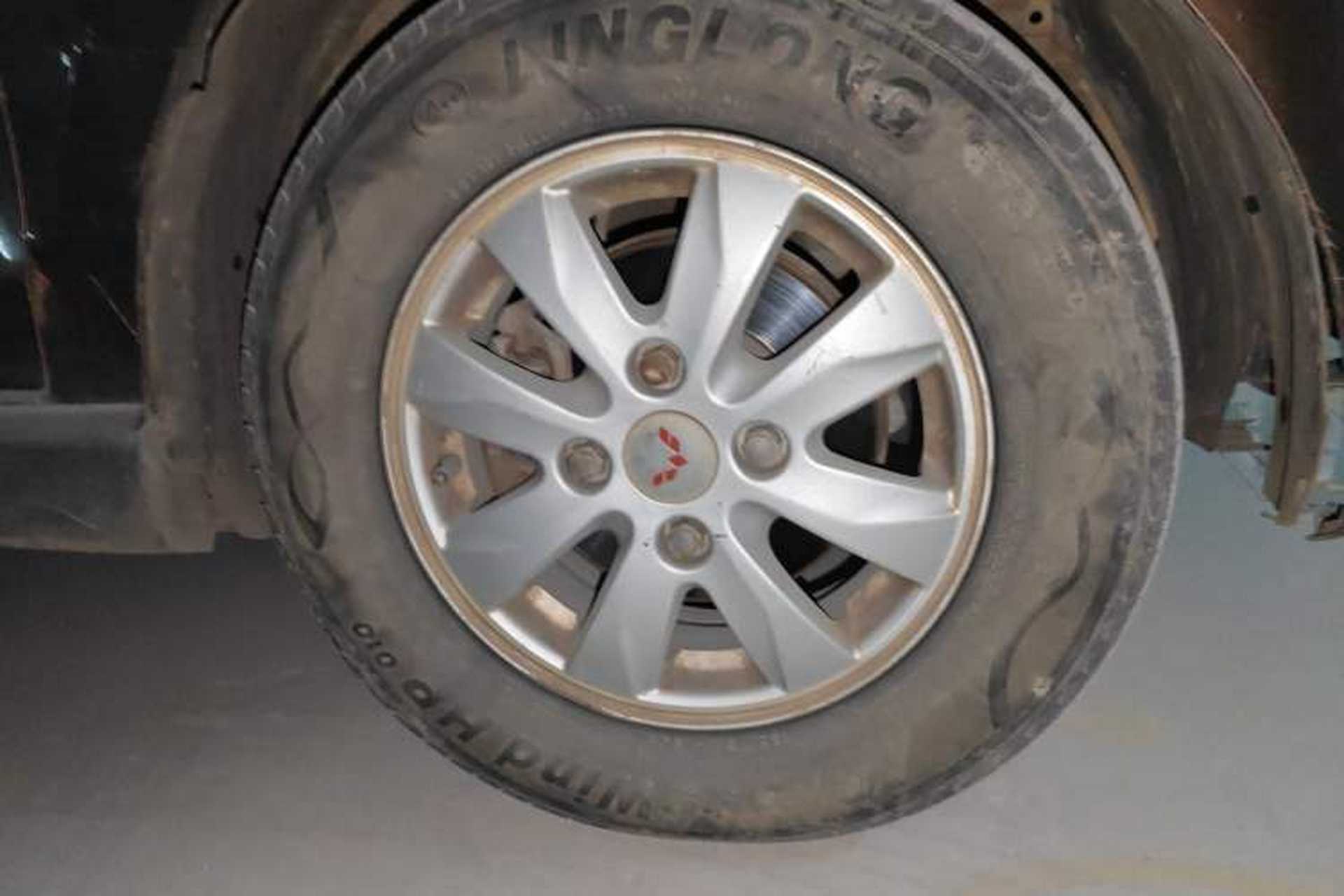 Used Wuling Hongguang 2014 1.5L S Comfort Model Right Front Wheel Hub