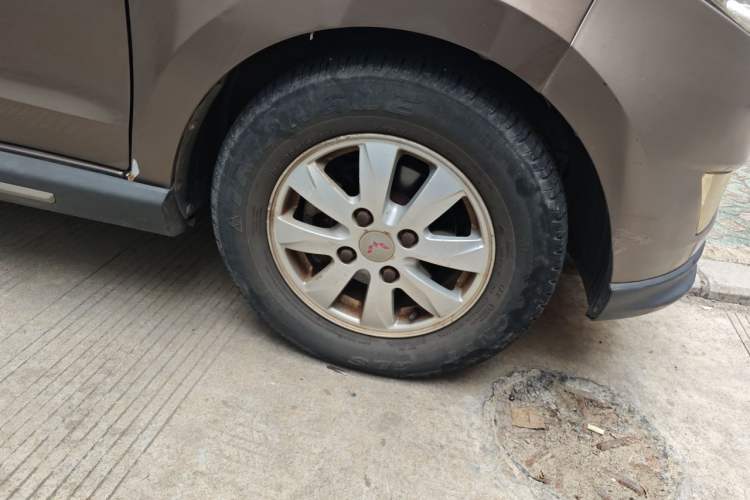 Used Wuling Hongguang 2014 1.5L S Luxury Model Right Front Wheel Hub