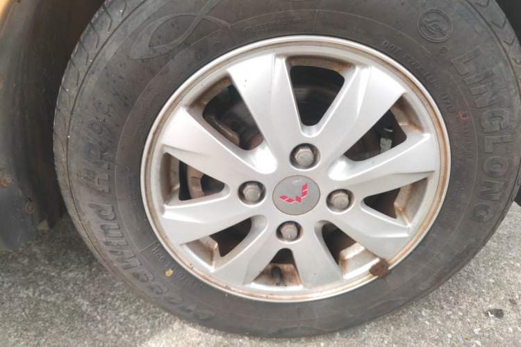 Used Wuling Hongguang 2014 1.5L S Comfort Model Right Front Wheel Hub