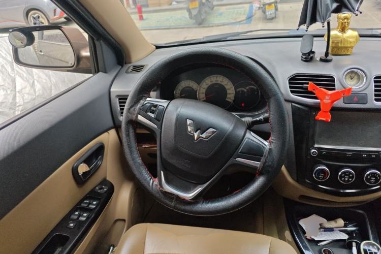 Used Wuling Hongguang 2014 1.5L S Luxury Model Steering Wheel