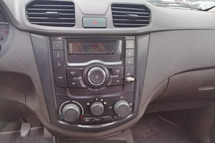 Used Wuling Hongguang 2015 1.5L S Basic Version China V Standard Audio And AC Panel