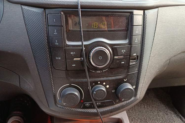 Used Wuling Hongguang 2015 1.5L S Basic Version China V Standard Audio And AC Panel