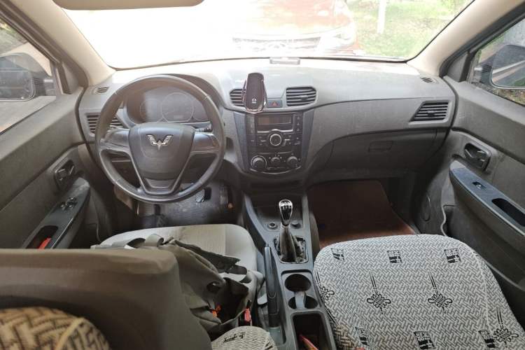 Used Wuling Hongguang 2015 1.5L S Base Model China IV Center Console