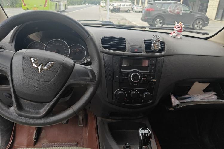 Used Wuling Hongguang 2015 1.2L S Base Model China V Standard Center Console