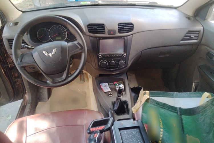 Used Wuling Hongguang 2015 1.2L S Base Model China V Standard Center Console