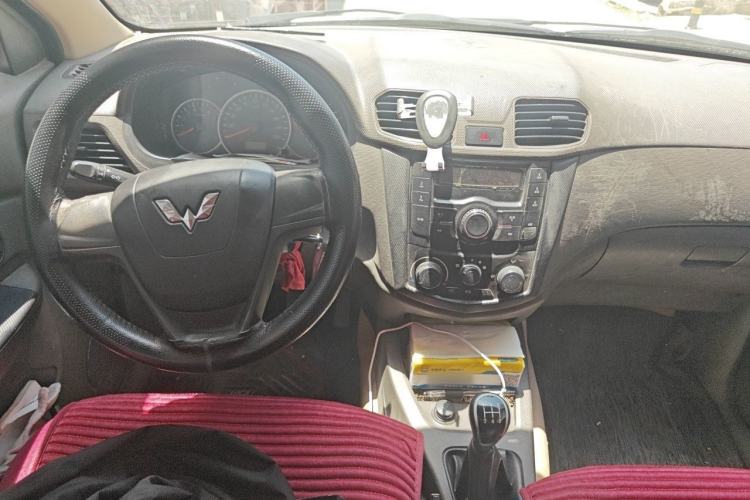 Used Wuling Hongguang 2015 1.2L S Base Model China V Standard Center Console