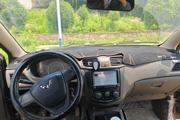 Used Wuling Hongguang 2015 1.2L S Base Model China V Standard Center Console