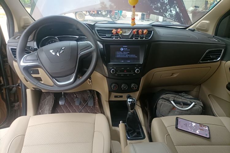 Used Wuling Hongguang 2015 1.5L S1 Comfort China V Standard Center Console