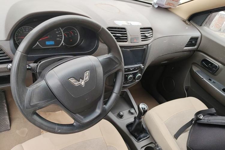 Used Wuling Hongguang 2015 1.5L S1 Standard China V-Emission Standards Center Console