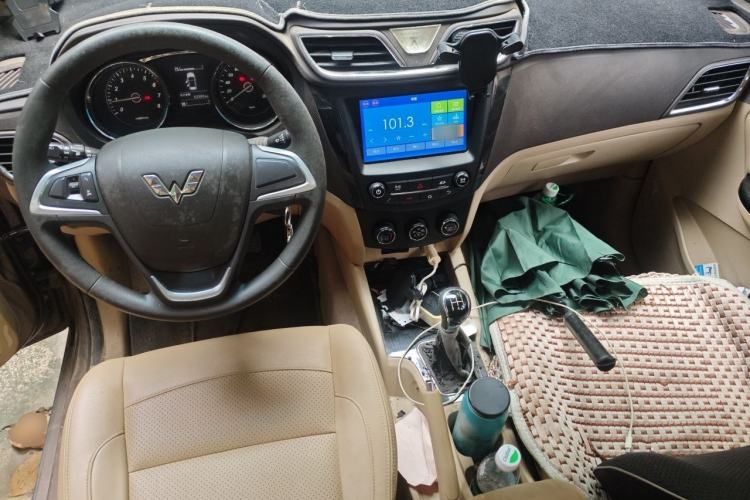 Used Wuling Hongguang 2015 1.5L S1 Luxury National Emission Standard V Center Console