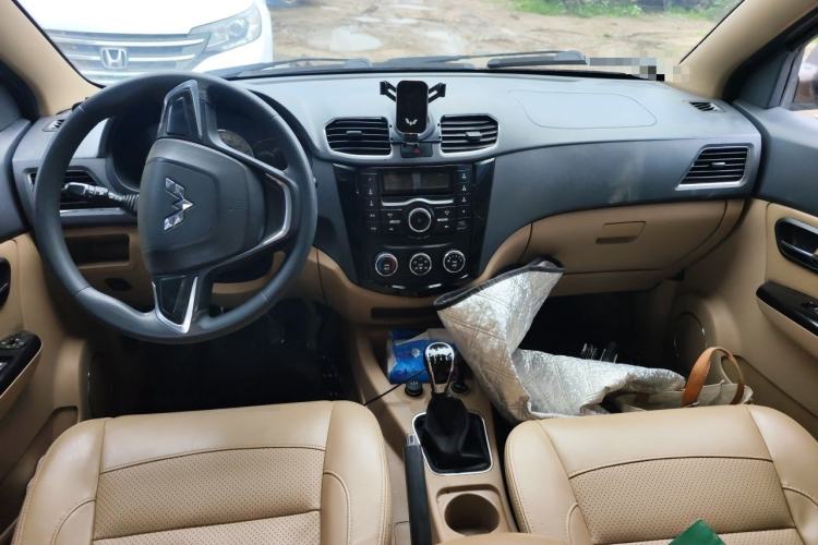 Used Wuling Hongguang 2015 1.2L S Base Model China V Standard Center Console