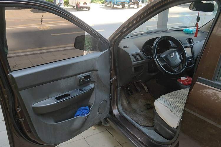 Used Wuling Hongguang 2015 1.2L S Base Model China V Standard Driver Seat