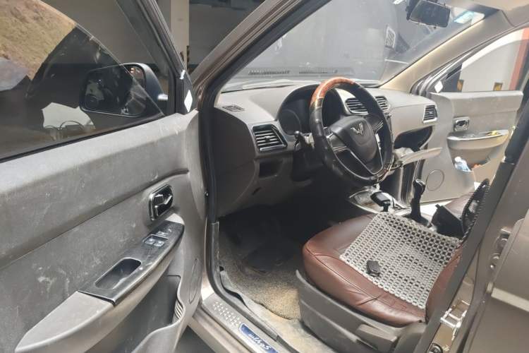 Used Wuling Hongguang 2015 1.5L S Basic Version China V Standard Driver Seat