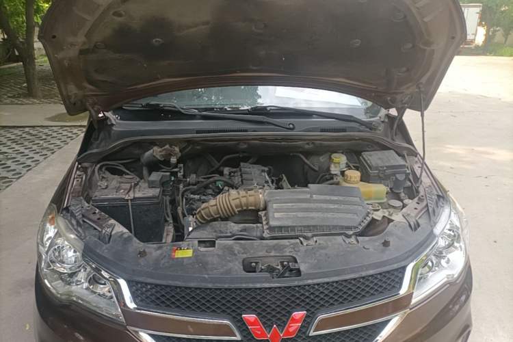 Used Wuling Hongguang 2015 1.5L S1 Comfort China V Standard Engine Bay
