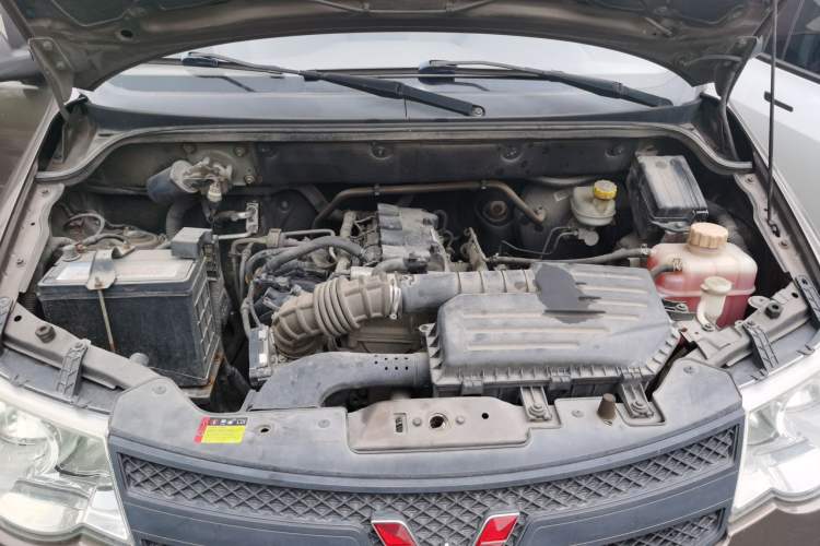 Used Wuling Hongguang 2015 1.5L S Basic Version China V Standard Engine Bay