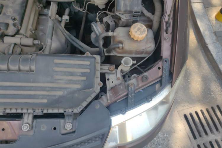 Used Wuling Hongguang 2015 1.5L S Base Model China IV Engine Bay Left