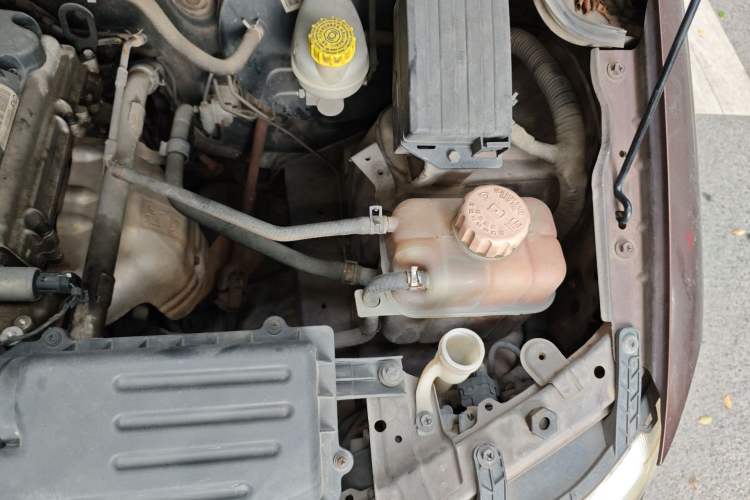 Used Wuling Hongguang 2015 1.5L S Basic Version China V Standard Engine Bay Left