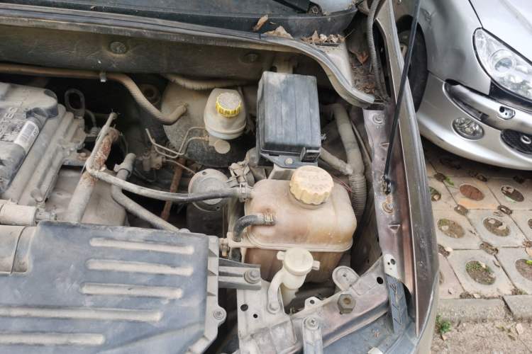 Used Wuling Hongguang 2015 1.5L S Basic Version China V Standard Engine Bay Left
