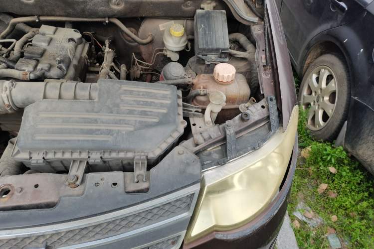 Used Wuling Hongguang 2015 1.5L S Basic Version China V Standard Engine Bay Left