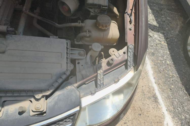 Used Wuling Hongguang 2015 1.5L S Basic Version China V Standard Engine Bay Left