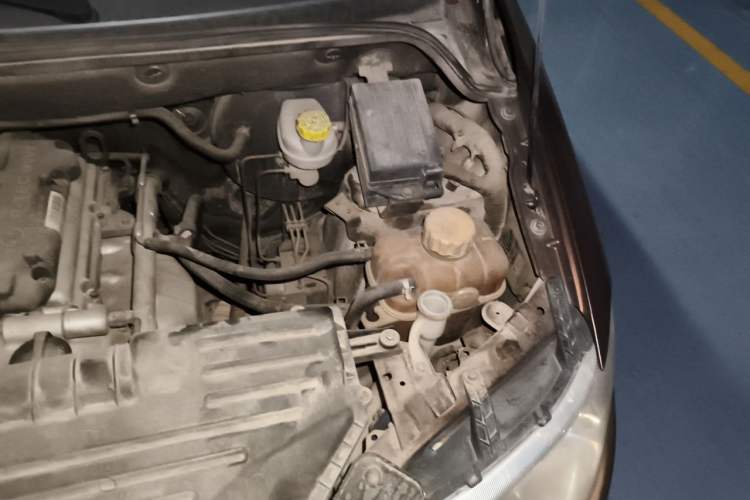 Used Wuling Hongguang 2015 1.5L S Basic Version China V Standard Engine Bay Left
