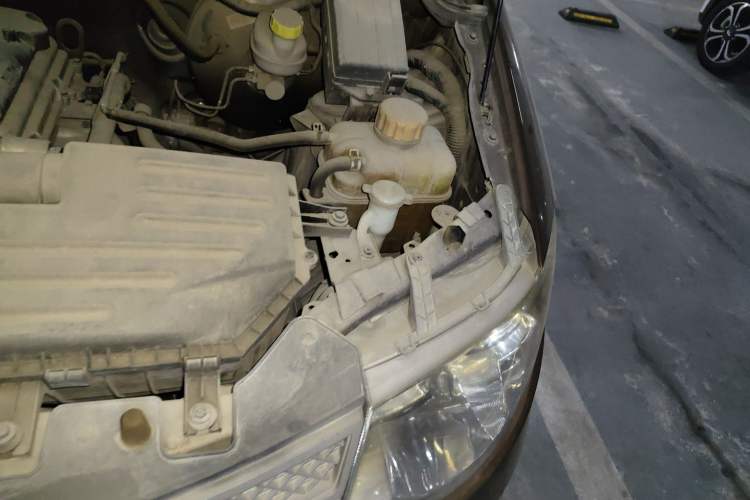 Used Wuling Hongguang 2015 1.5L S Base Model China IV Engine Bay Left