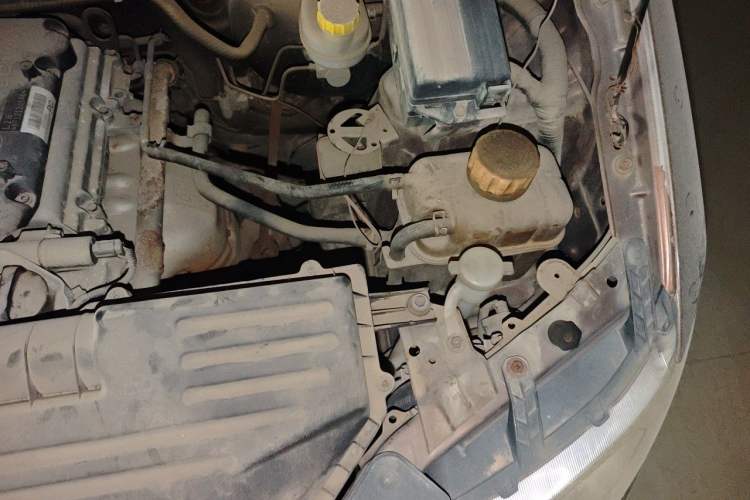 Used Wuling Hongguang 2015 1.5L S Basic Version China V Standard Engine Bay Left