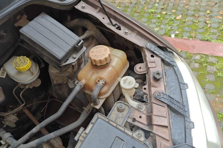 Used Wuling Hongguang 2015 1.5L S Basic Version China V Standard Engine Bay Left