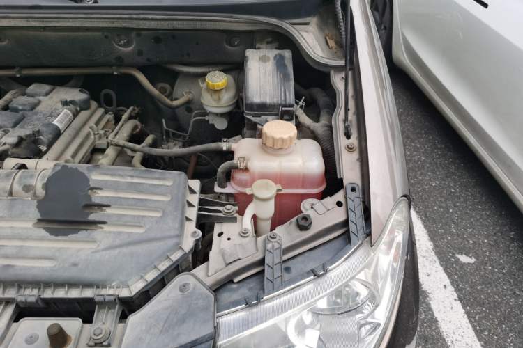 Used Wuling Hongguang 2015 1.5L S Basic Version China V Standard Engine Bay Left