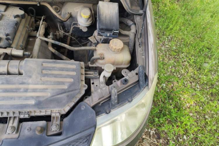 Used Wuling Hongguang 2015 1.5L S Basic Version China V Standard Engine Bay Left