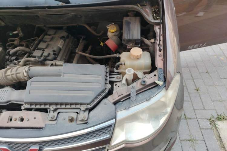 Used Wuling Hongguang 2015 1.5L S Basic Version China V Standard Engine Bay Left