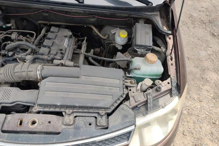 Used Wuling Hongguang 2015 1.5L S Basic Version China V Standard Engine Bay Left