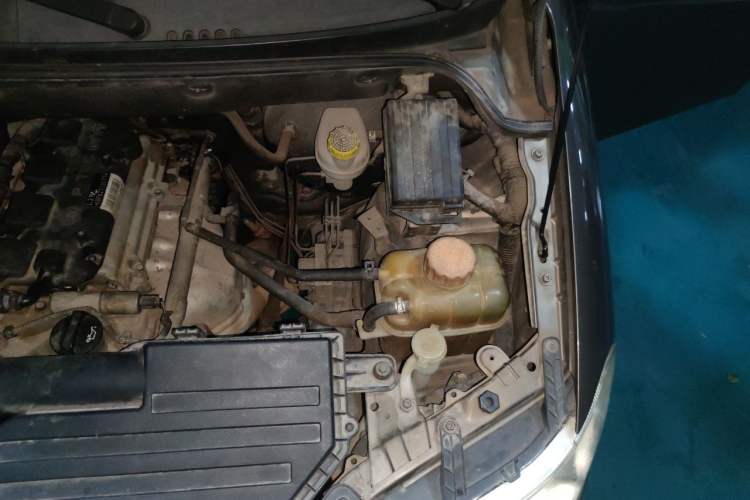 Used Wuling Hongguang 2015 1.5L S Basic Version China V Standard Engine Bay Left