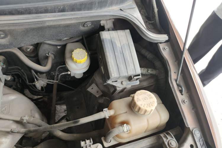 Used Wuling Hongguang 2015 1.2L S Base Model China IV Engine Bay Left