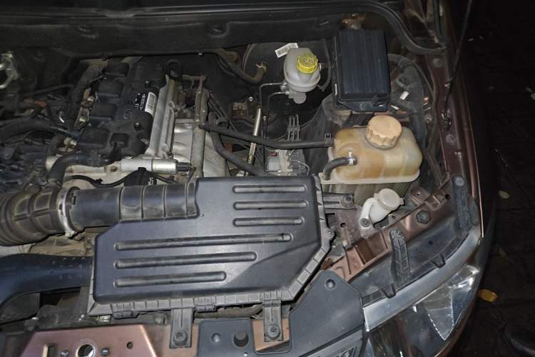 Used Wuling Hongguang 2015 1.5L S Basic Version China V Standard Engine Bay Left