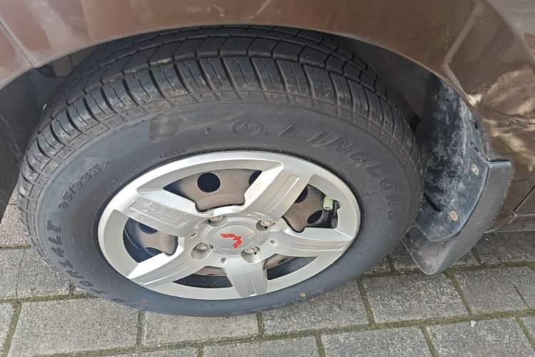 Used Wuling Hongguang 2015 1.2L S Base Model China V Standard Left Front Wheel Hub