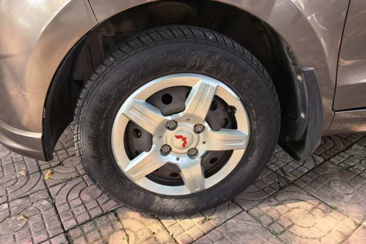 Used Wuling Hongguang 2015 1.2L S Base Model China V Standard Left Front Wheel Hub