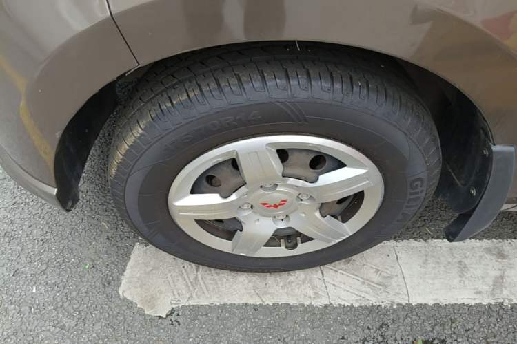 Used Wuling Hongguang 2015 1.2L S Base Model China V Standard Left Front Wheel Hub
