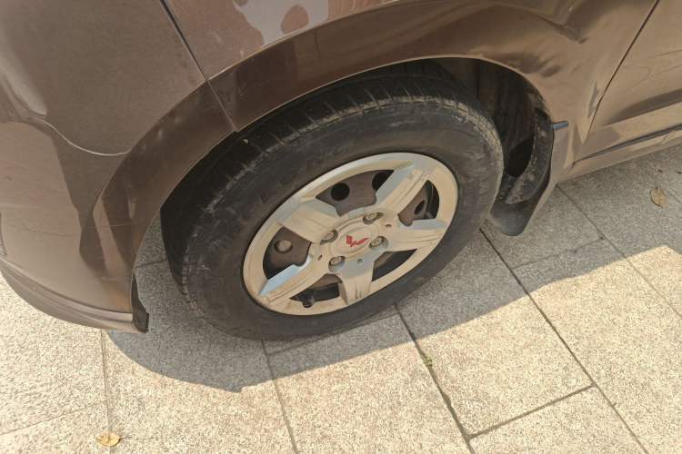 Used Wuling Hongguang 2015 1.5L S Basic Version China V Standard Left Front Wheel Hub
